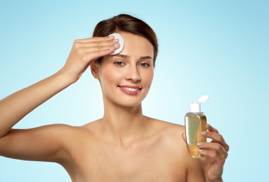 Apă micelară folosită de o femeie.