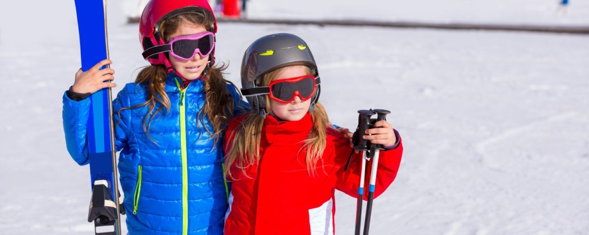 Tabăra de ski pentru copii, grup aflat pe pârtie.