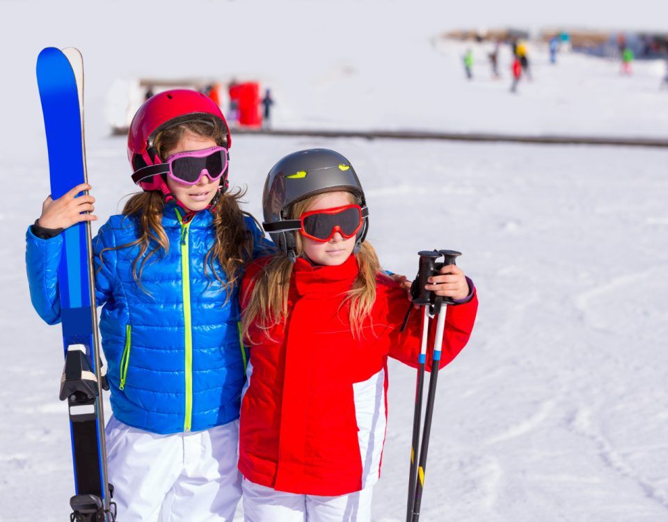 Tabăra de ski pentru copii, grup aflat pe pârtie.