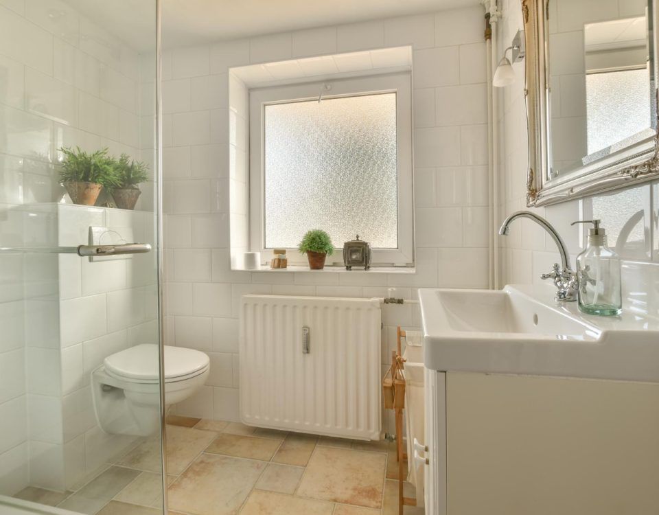 Baie mică, amenajată inteligent.