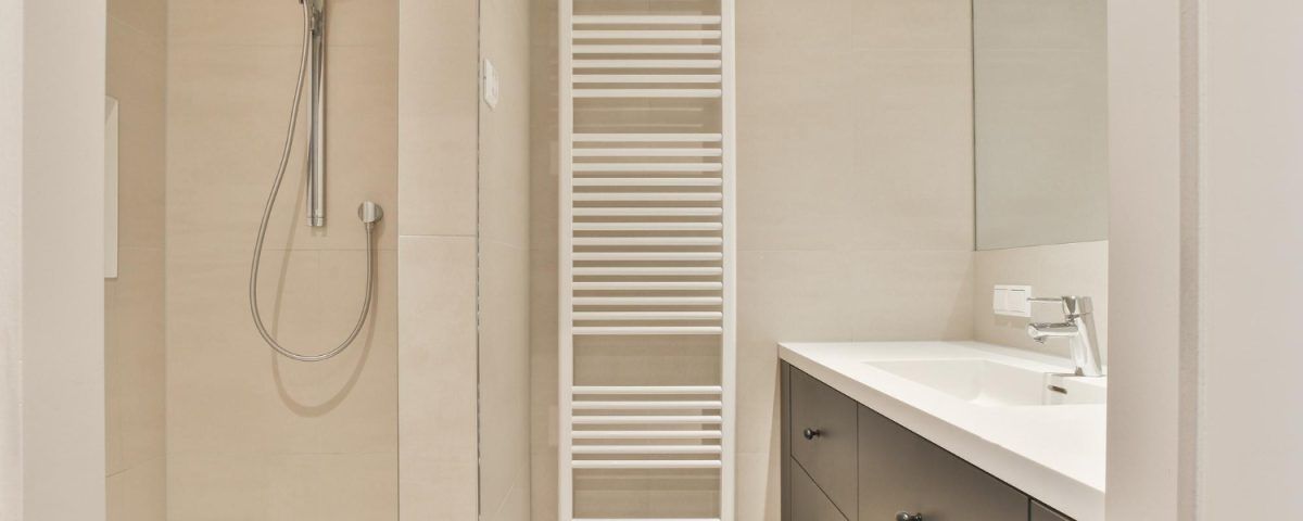 Coloană de duș într-o baie modernă