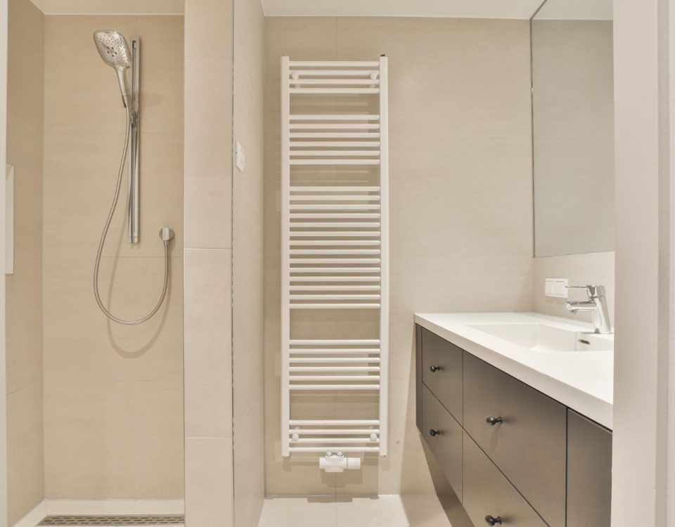 Coloană de duș într-o baie modernă